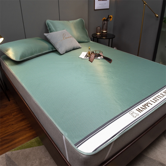 91家纺网 家纺一手货源 找家纺 莱家富 2025新款碳光席普通款小包边冰丝席 水绿色小熊包边款