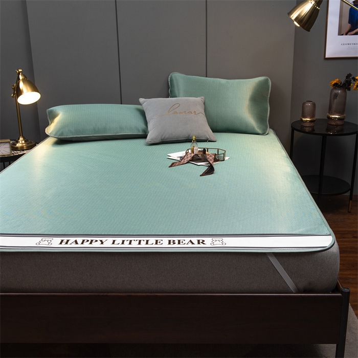 91家纺网 家纺一手货源 找家纺 莱家富 2025新款碳光席普通款小包边冰丝席 水绿色小熊包边款