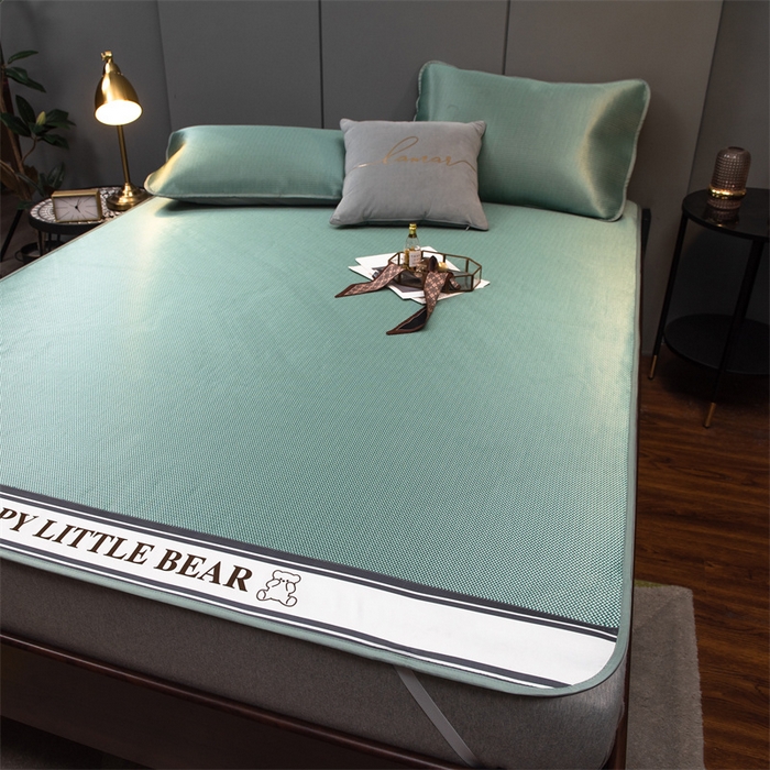 91家纺网 家纺一手货源 找家纺 莱家富 2025新款碳光席普通款小包边冰丝席 水绿色小熊包边款