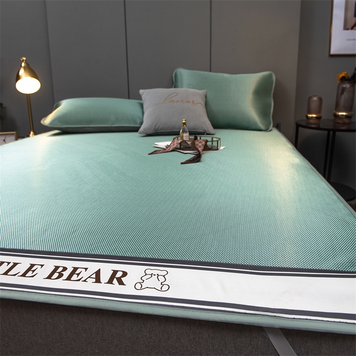 91家纺网 家纺一手货源 找家纺 莱家富 2025新款碳光席普通款小包边冰丝席 水绿色小熊包边款