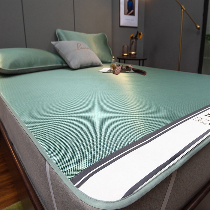 91家纺网 家纺一手货源 找家纺 莱家富 2025新款碳光席普通款小包边冰丝席 水绿色小熊包边款