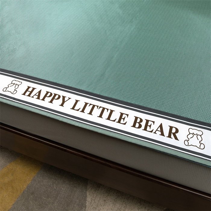 91家纺网 家纺一手货源 找家纺 莱家富 2025新款碳光席普通款小包边冰丝席 水绿色小熊包边款