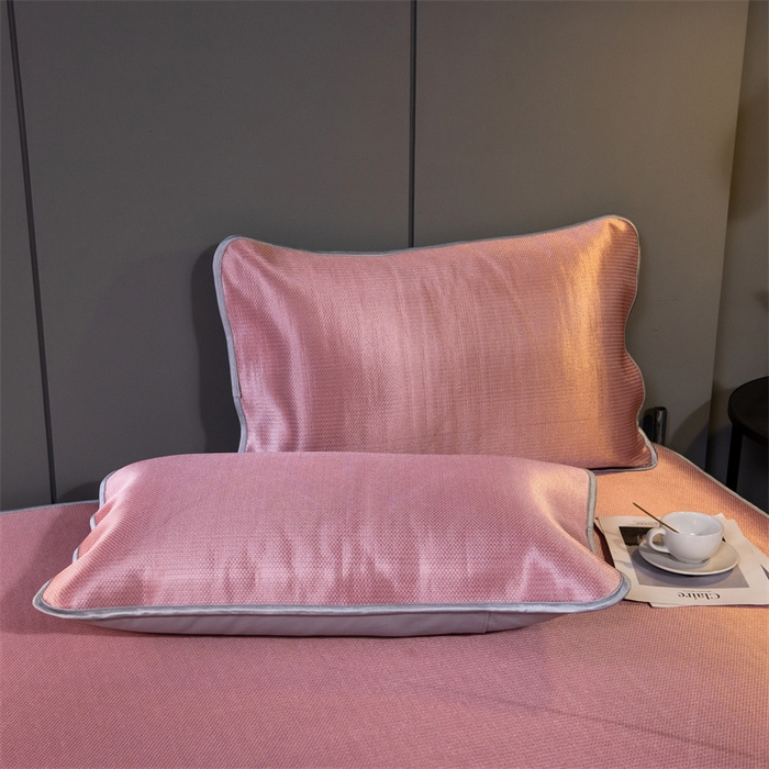 91家纺网 家纺一手货源 找家纺 莱家富 2025新款碳光席普通款小包边冰丝席 粉色小熊包边款