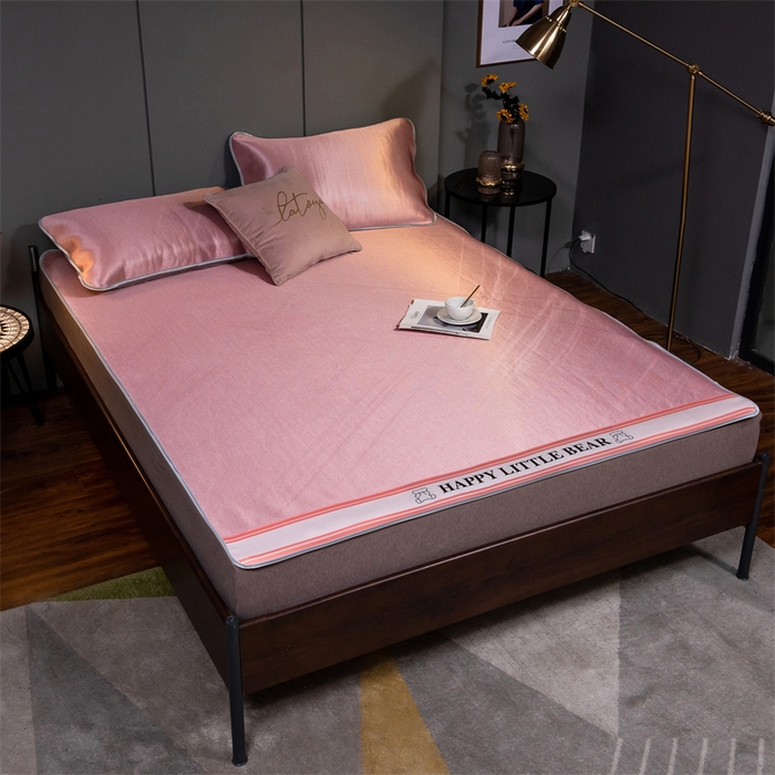 91家纺网 家纺一手货源 找家纺 莱家富 2025新款碳光席普通款小包边冰丝席 粉色小熊包边款