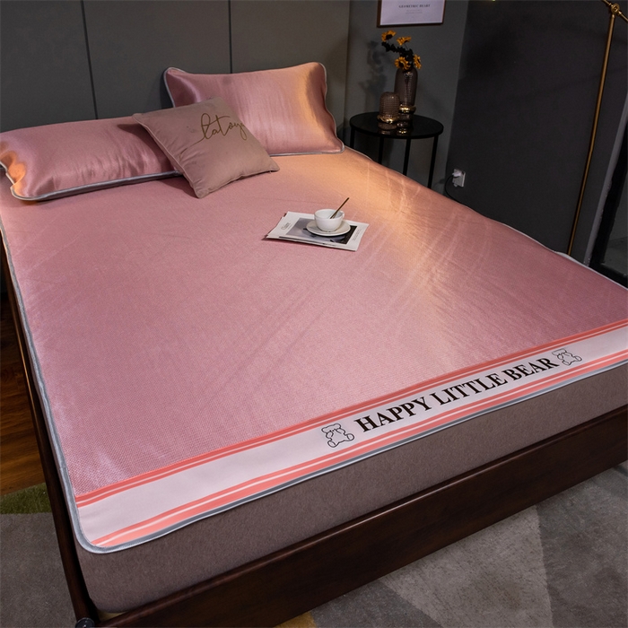 91家纺网 家纺一手货源 找家纺 莱家富 2025新款碳光席普通款小包边冰丝席 粉色小熊包边款