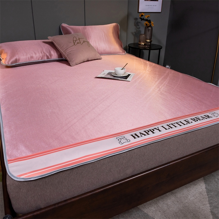 91家纺网 家纺一手货源 找家纺 莱家富 2025新款碳光席普通款小包边冰丝席 粉色小熊包边款