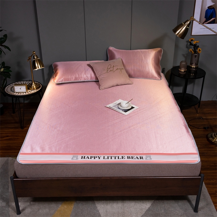 91家纺网 家纺一手货源 找家纺 莱家富 2025新款碳光席普通款小包边冰丝席 粉色小熊包边款