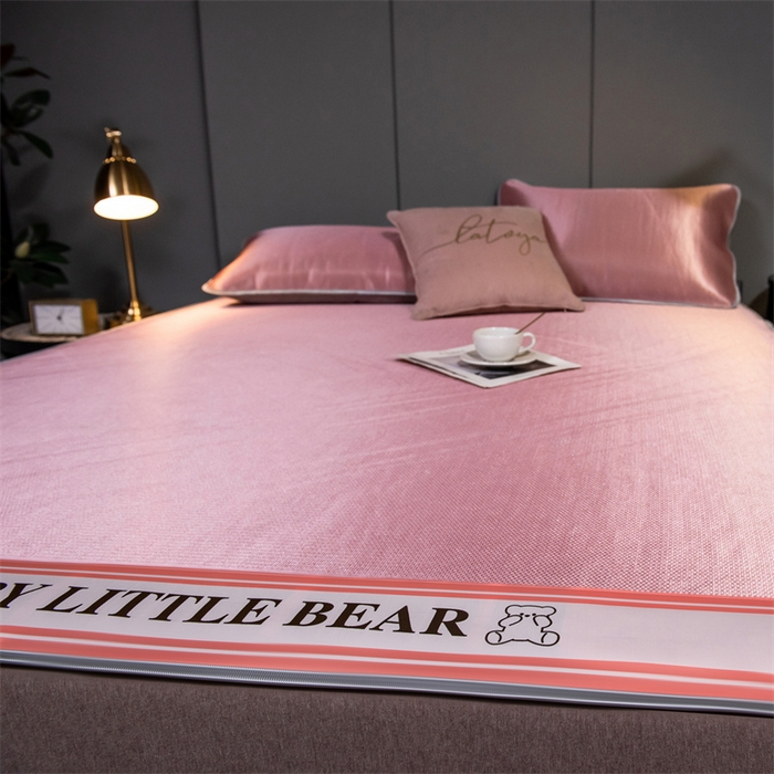 91家纺网 家纺一手货源 找家纺 莱家富 2025新款碳光席普通款小包边冰丝席 粉色小熊包边款