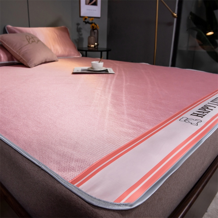 91家纺网 家纺一手货源 找家纺 莱家富 2025新款碳光席普通款小包边冰丝席 粉色小熊包边款