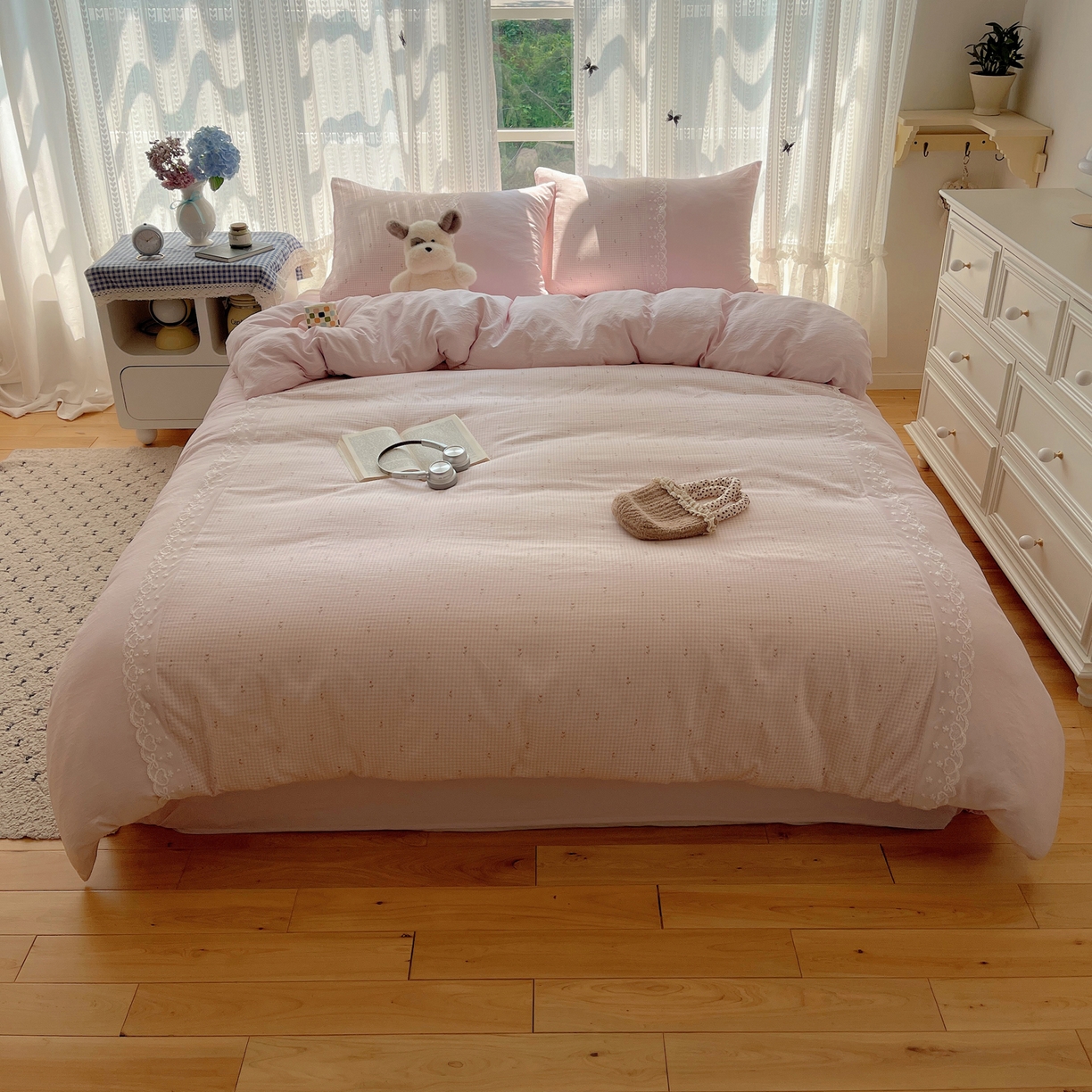 91家纺网 家纺一手货源 找家纺 盼季家纺 2025新款柔软亲肤活性印花雪纺花边四件套 雪纺花边-格子小花粉