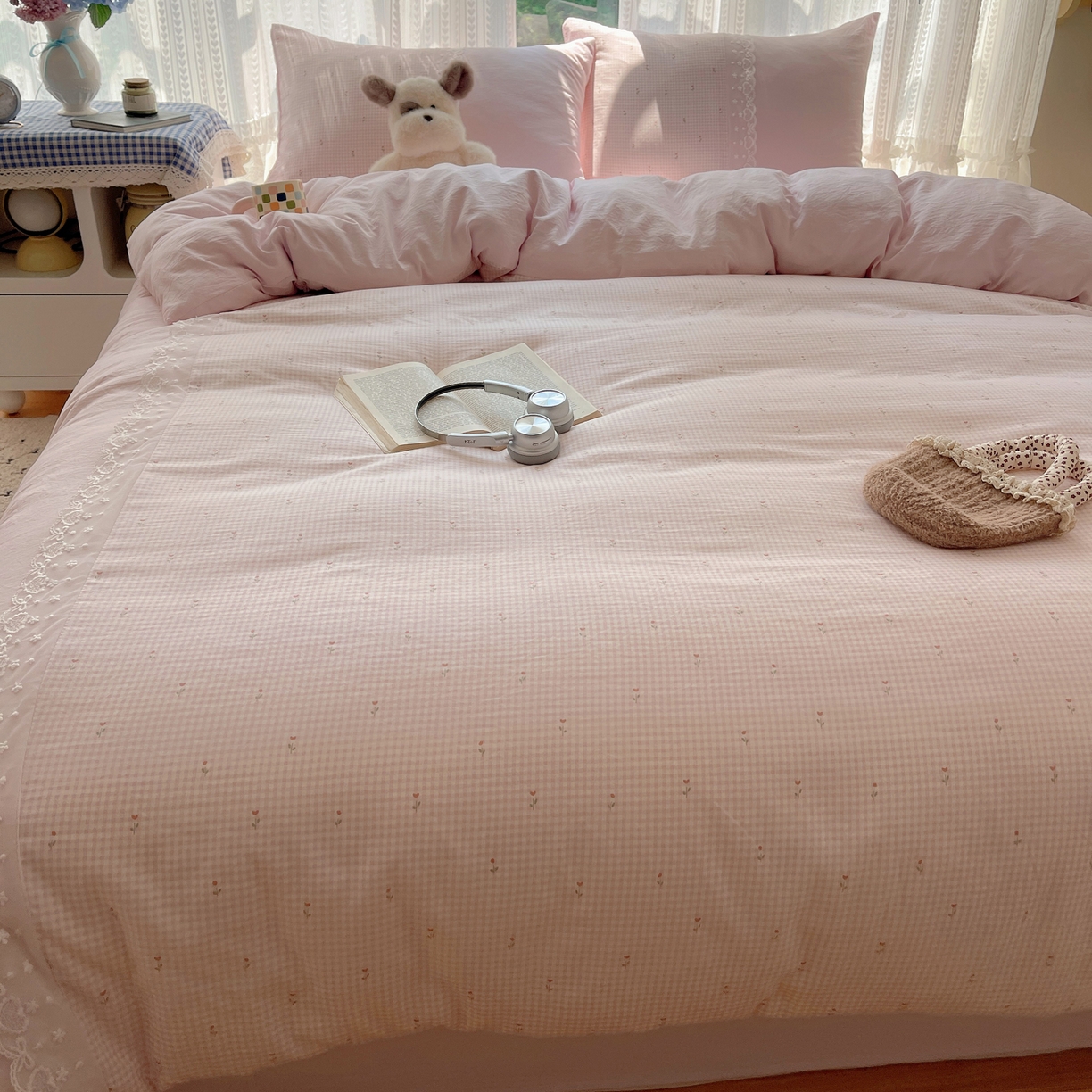 91家纺网 家纺一手货源 找家纺 盼季家纺 2025新款柔软亲肤活性印花雪纺花边四件套 雪纺花边-格子小花粉