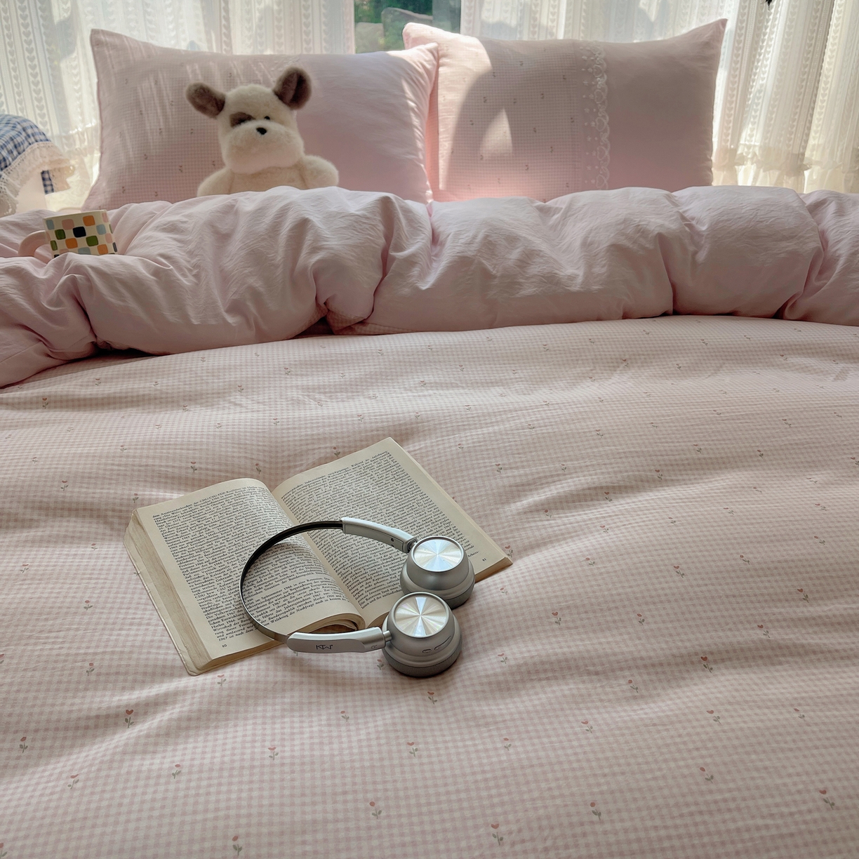 91家纺网 家纺一手货源 找家纺 盼季家纺 2025新款柔软亲肤活性印花雪纺花边四件套 雪纺花边-格子小花粉