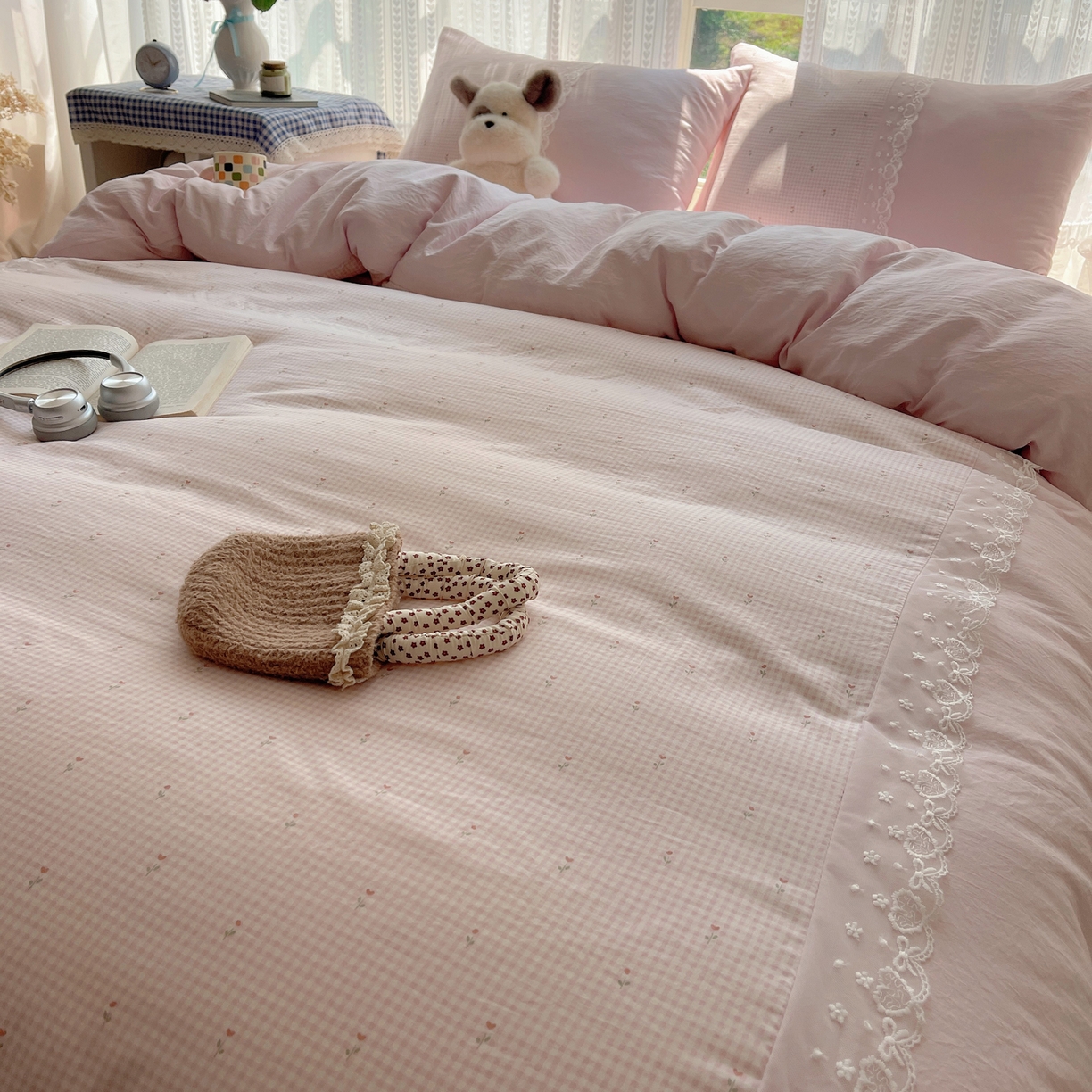 91家纺网 家纺一手货源 找家纺 盼季家纺 2025新款柔软亲肤活性印花雪纺花边四件套 雪纺花边-格子小花粉