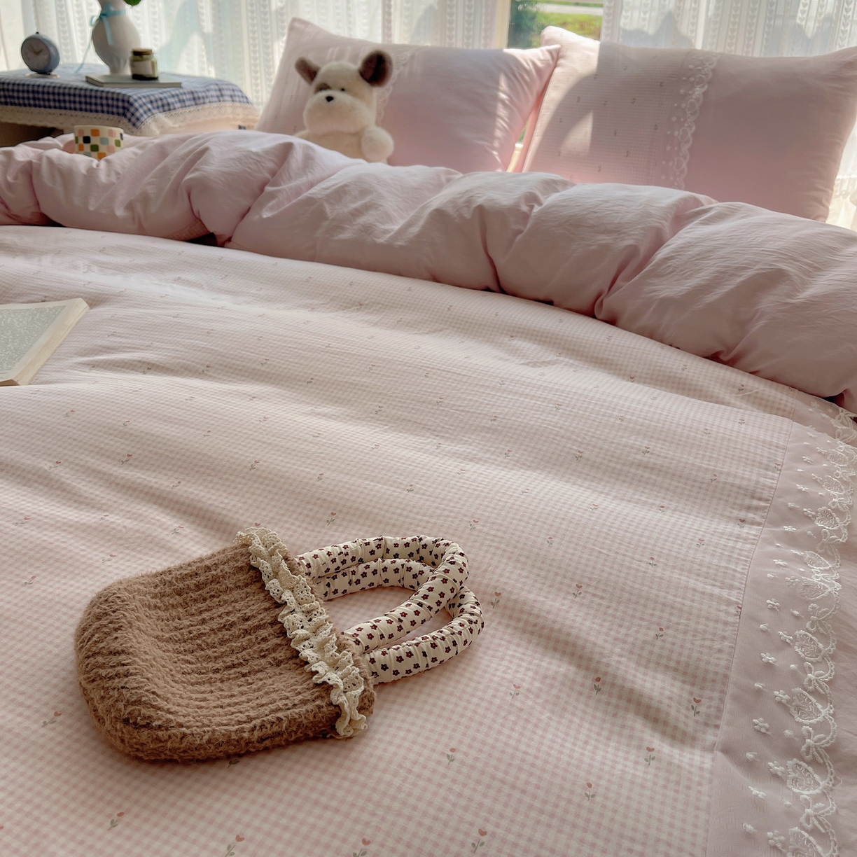 91家纺网 家纺一手货源 找家纺 盼季家纺 2025新款柔软亲肤活性印花雪纺花边四件套 雪纺花边-格子小花粉