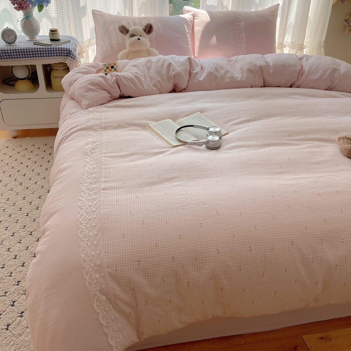 91家纺网 家纺一手货源 找家纺 盼季家纺 2025新款柔软亲肤活性印花雪纺花边四件套 雪纺花边-格子小花粉