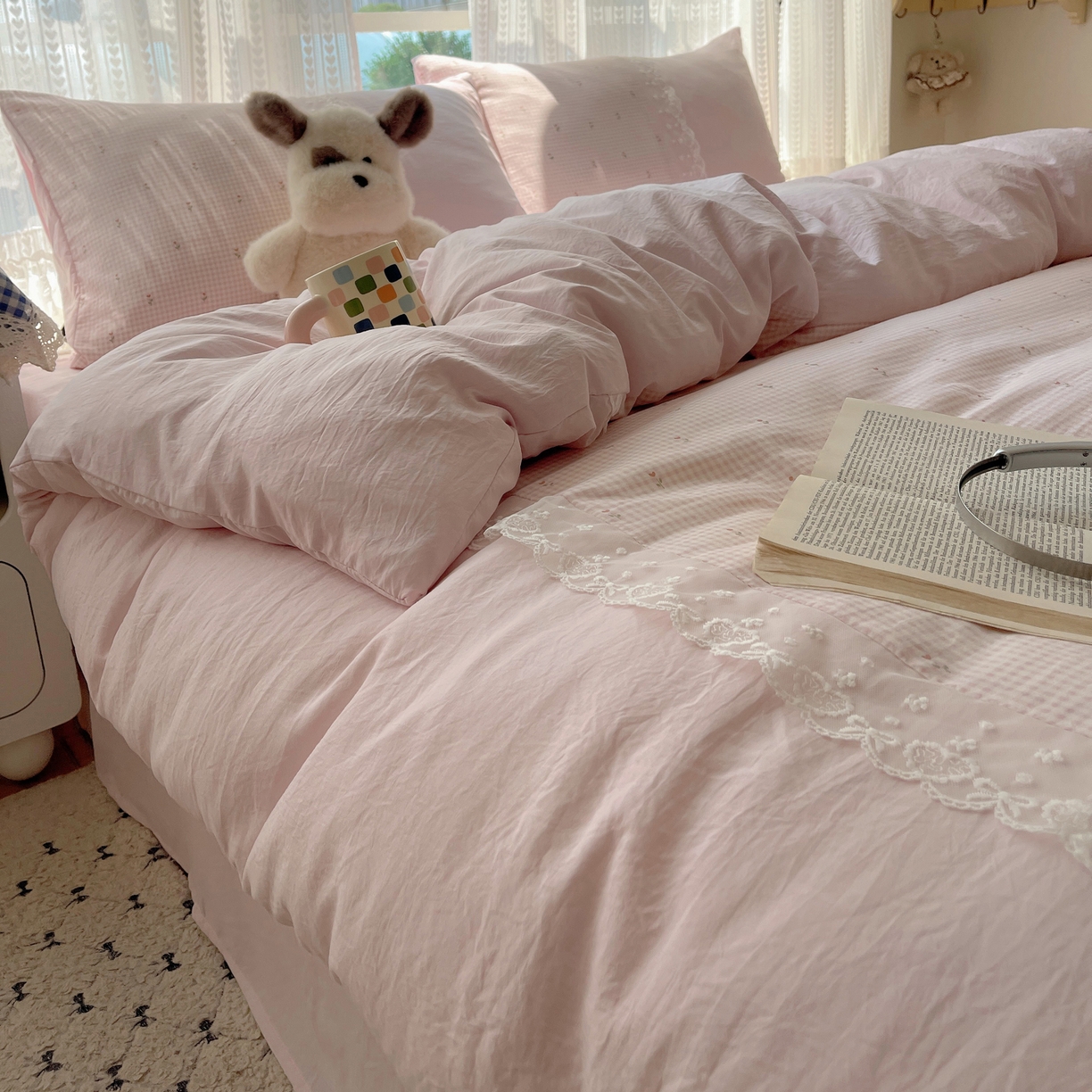 91家纺网 家纺一手货源 找家纺 盼季家纺 2025新款柔软亲肤活性印花雪纺花边四件套 雪纺花边-格子小花粉