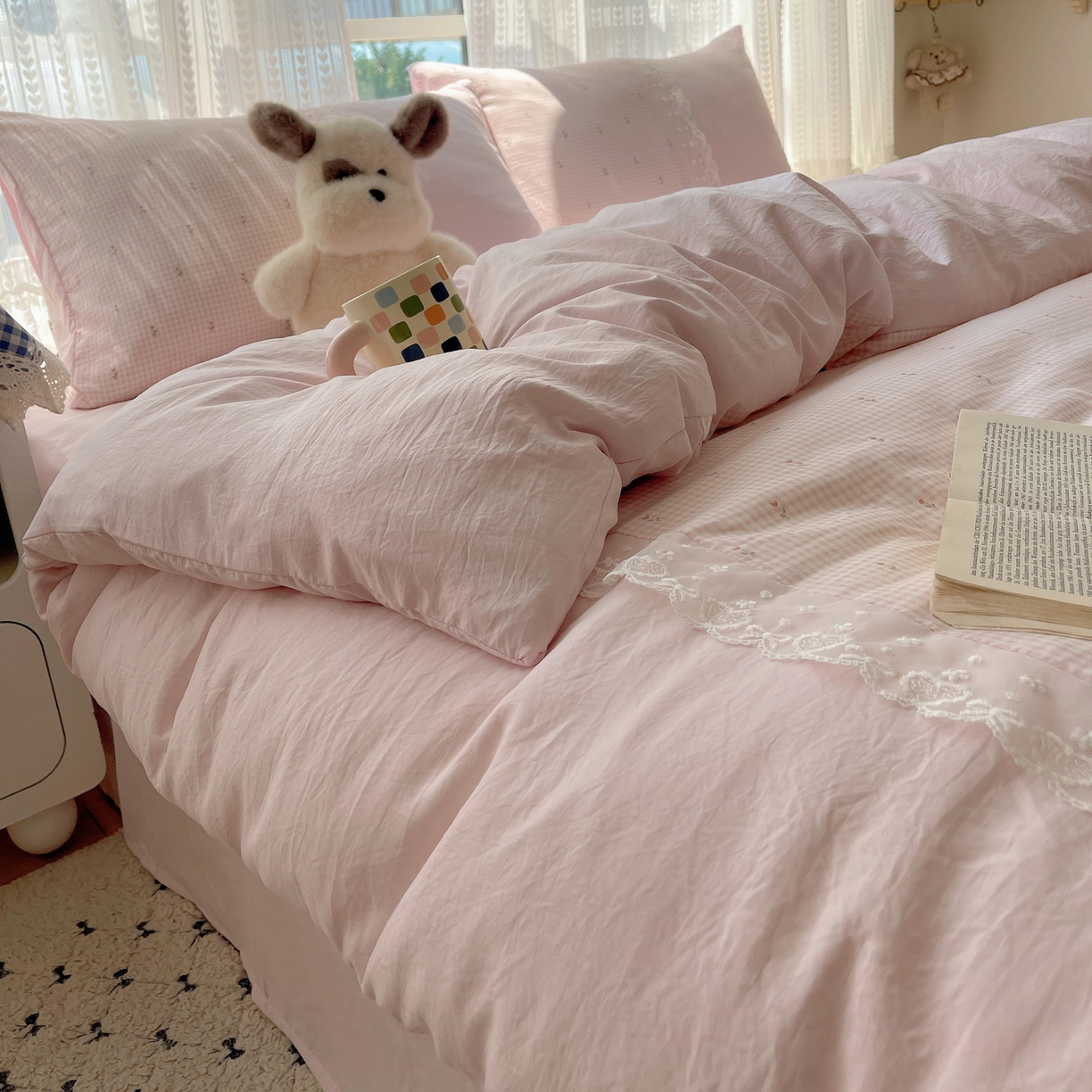 91家纺网 家纺一手货源 找家纺 盼季家纺 2025新款柔软亲肤活性印花雪纺花边四件套 雪纺花边-格子小花粉