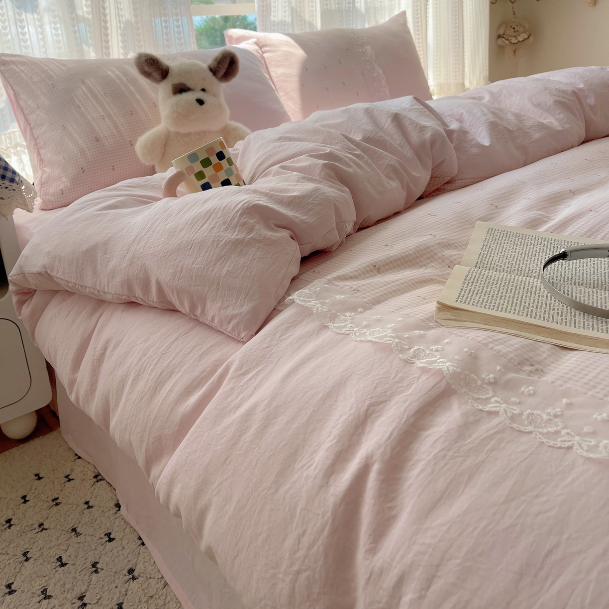 91家纺网 家纺一手货源 找家纺 盼季家纺 2025新款柔软亲肤活性印花雪纺花边四件套 雪纺花边-格子小花粉