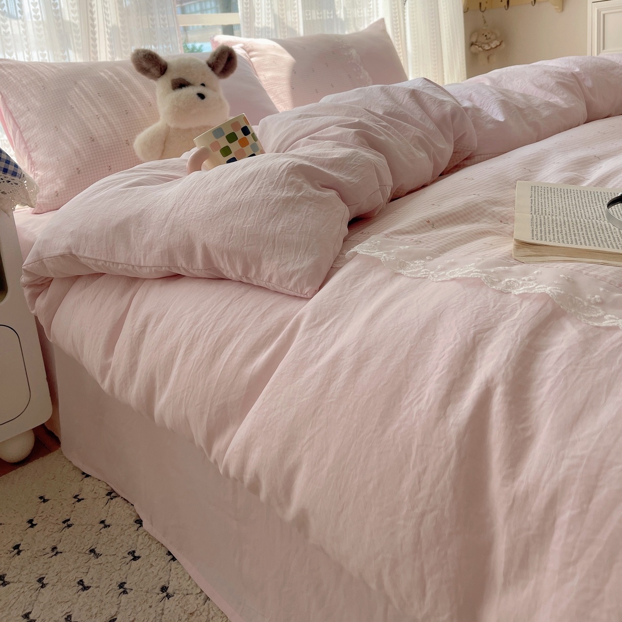 91家纺网 家纺一手货源 找家纺 盼季家纺 2025新款柔软亲肤活性印花雪纺花边四件套 雪纺花边-格子小花粉