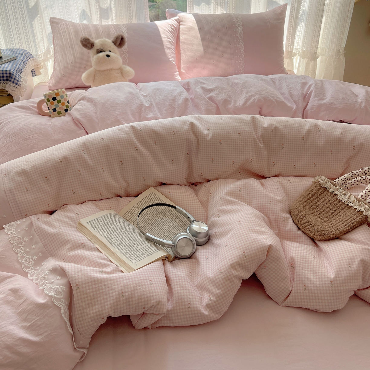 91家纺网 家纺一手货源 找家纺 盼季家纺 2025新款柔软亲肤活性印花雪纺花边四件套 雪纺花边-格子小花粉