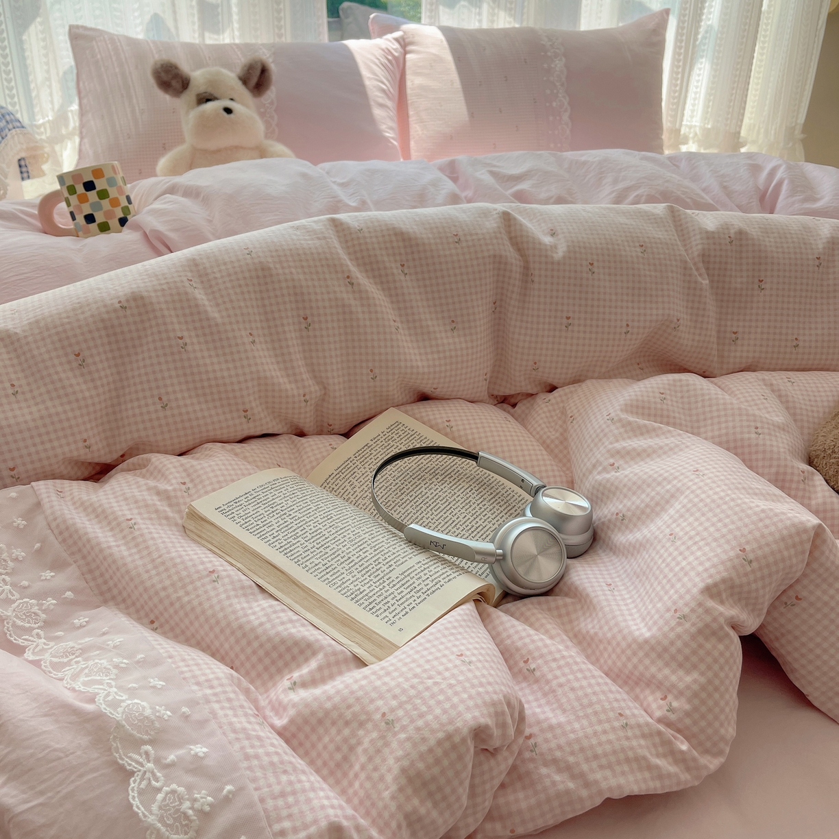 91家纺网 家纺一手货源 找家纺 盼季家纺 2025新款柔软亲肤活性印花雪纺花边四件套 雪纺花边-格子小花粉