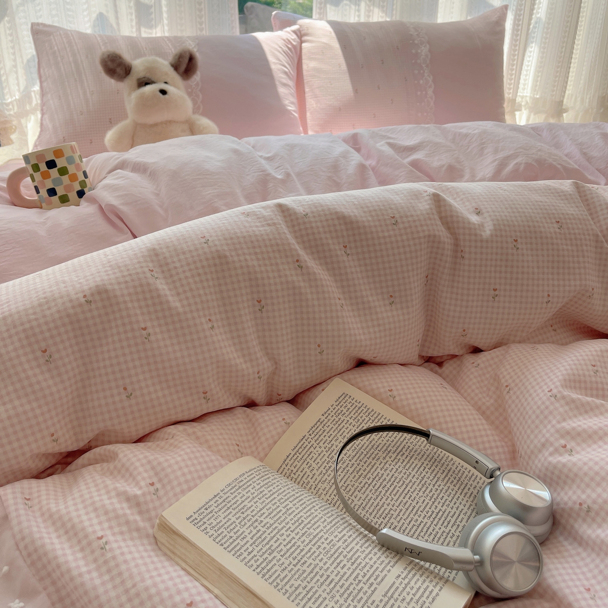 91家纺网 家纺一手货源 找家纺 盼季家纺 2025新款柔软亲肤活性印花雪纺花边四件套 雪纺花边-格子小花粉