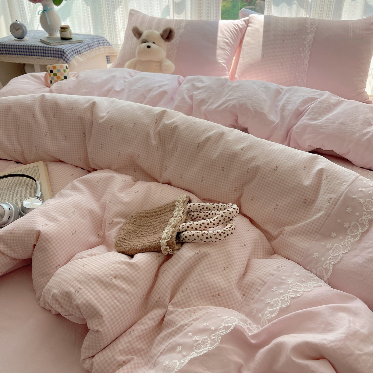 91家纺网 家纺一手货源 找家纺 盼季家纺 2025新款柔软亲肤活性印花雪纺花边四件套 雪纺花边-格子小花粉