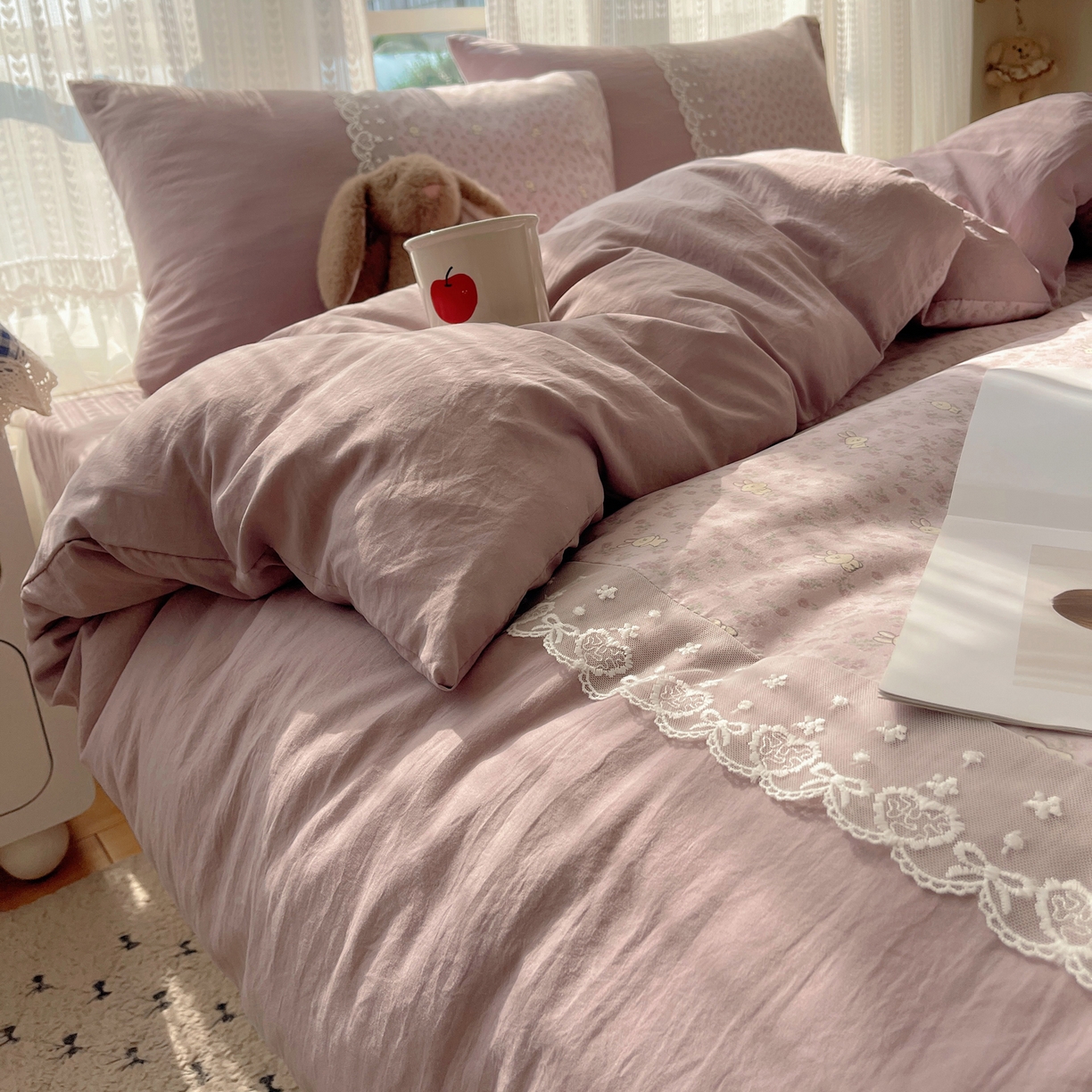 91家纺网 家纺一手货源 找家纺 盼季家纺 2025新款柔软亲肤活性印花雪纺花边四件套 雪纺花边-碎花紫兔