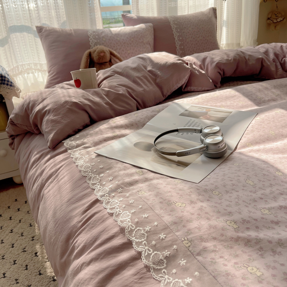 91家纺网 家纺一手货源 找家纺 盼季家纺 2025新款柔软亲肤活性印花雪纺花边四件套 雪纺花边-碎花紫兔