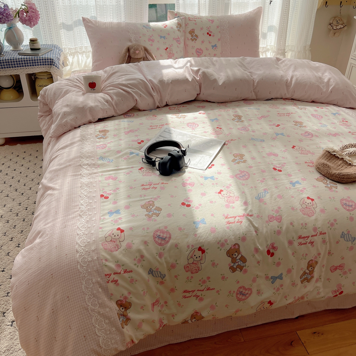 91家纺网 家纺一手货源 找家纺 盼季家纺 2025新款柔软亲肤活性印花雪纺花边四件套 雪纺花边-小熊花苑