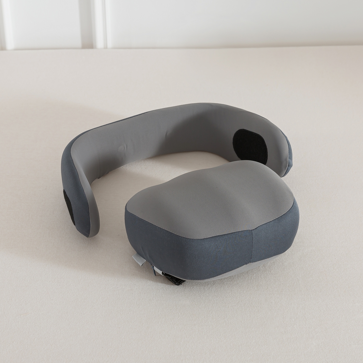 91家纺网 家纺一手货源 找家纺 境月枕芯坊2025新款动感护颈枕 中灰