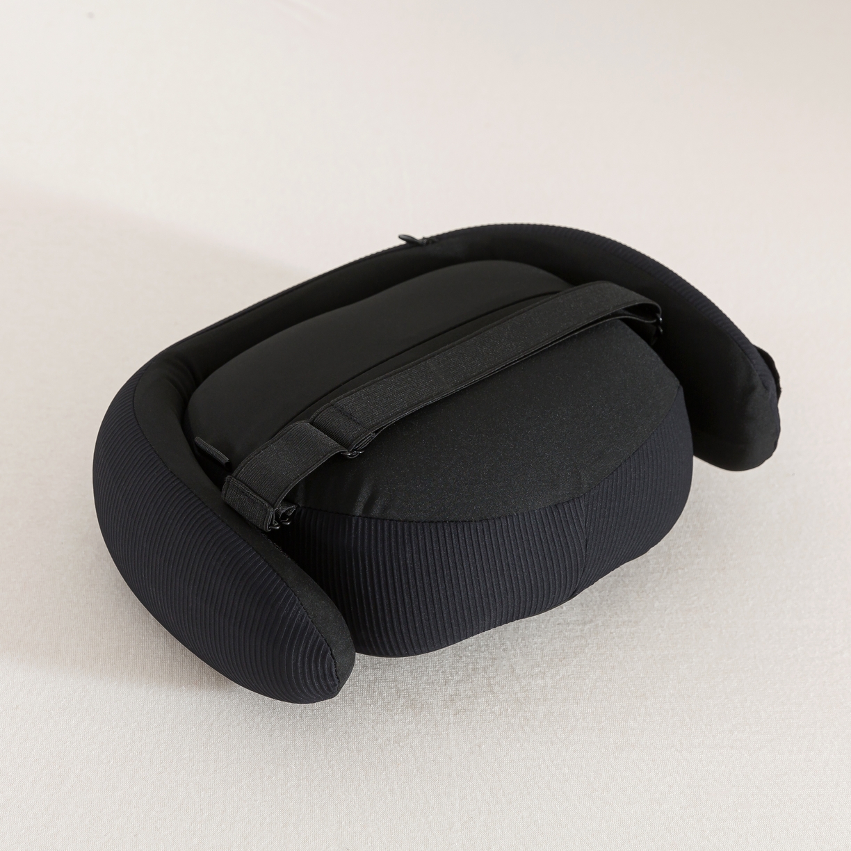 91家纺网 家纺一手货源 找家纺 境月枕芯坊2025新款动感护颈枕 暗黑