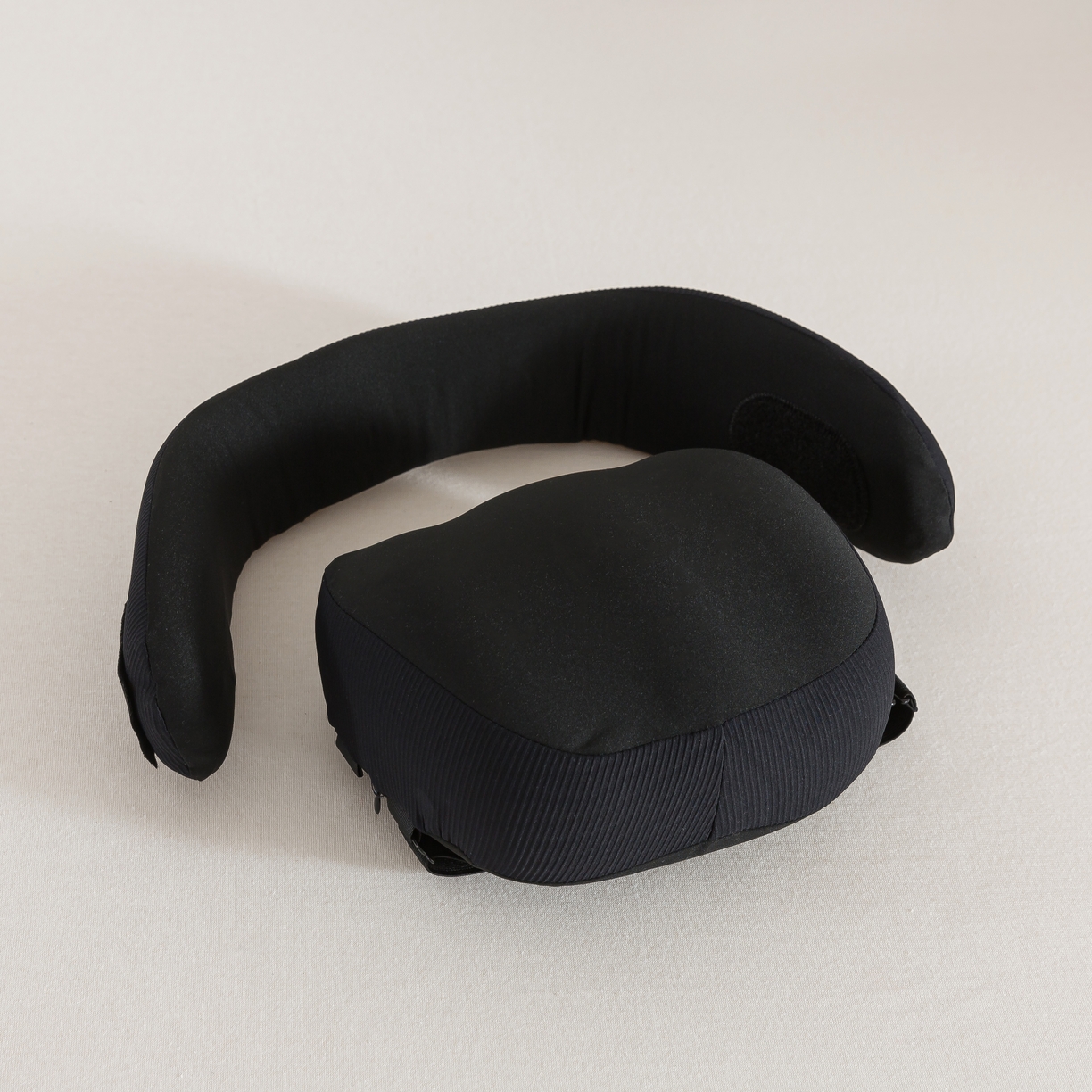 91家纺网 家纺一手货源 找家纺 境月枕芯坊2025新款动感护颈枕 暗黑