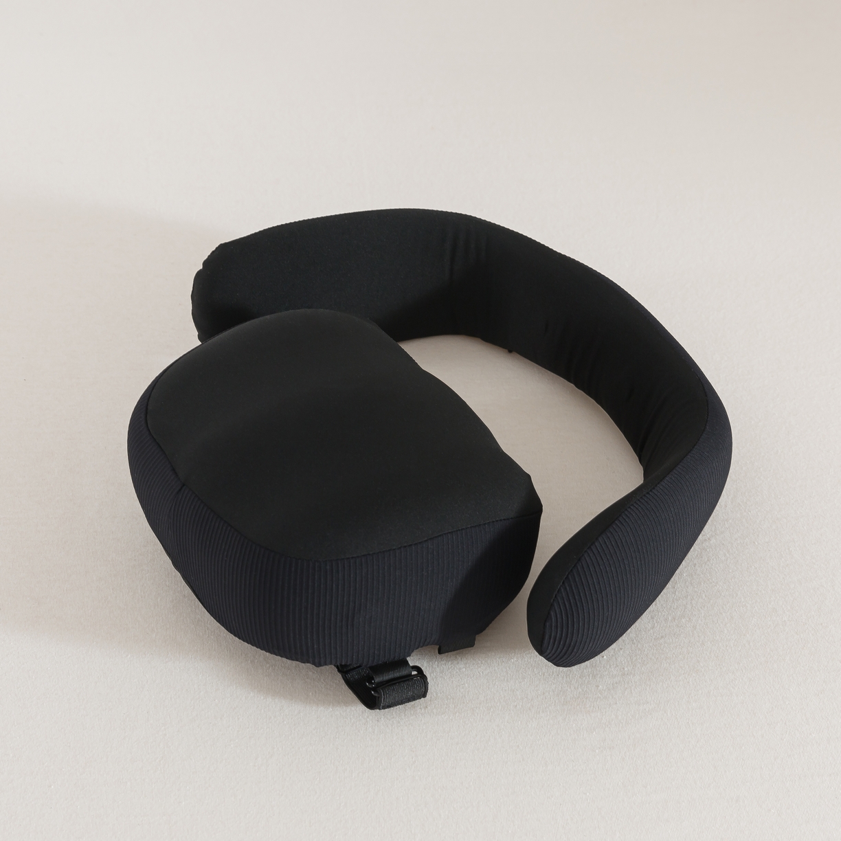 91家纺网 家纺一手货源 找家纺 境月枕芯坊2025新款动感护颈枕 暗黑