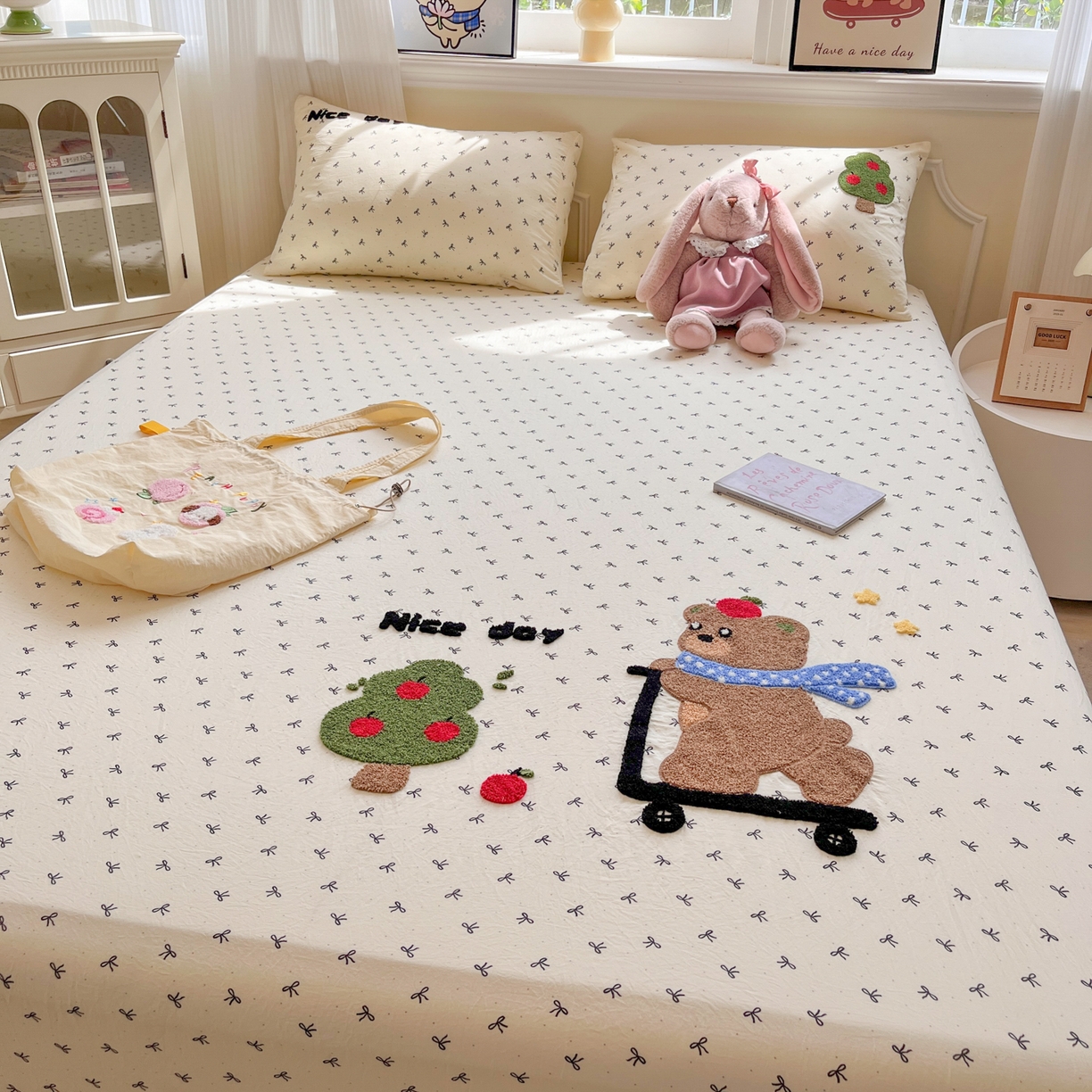 91家纺网 家纺一手货源 找家纺 盼季家纺 2025新款水洗棉毛巾绣床笠系列（提供买家秀） 毛巾绣床笠-滑板小熊