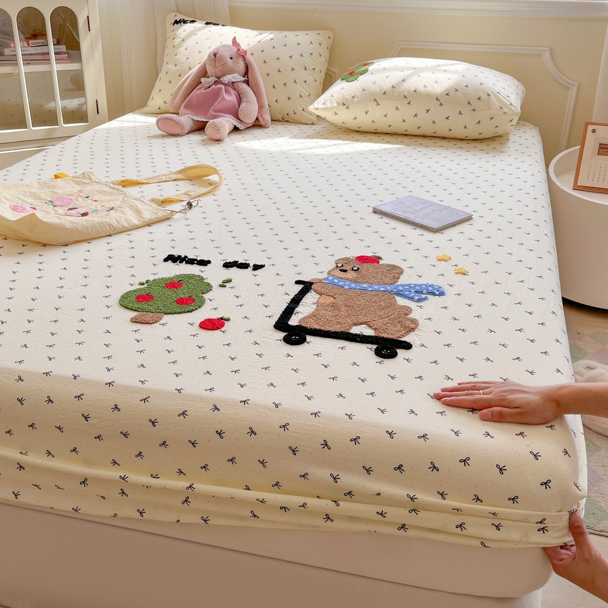 91家纺网 家纺一手货源 找家纺 盼季家纺 2025新款水洗棉毛巾绣床笠系列（提供买家秀） 毛巾绣床笠-滑板小熊