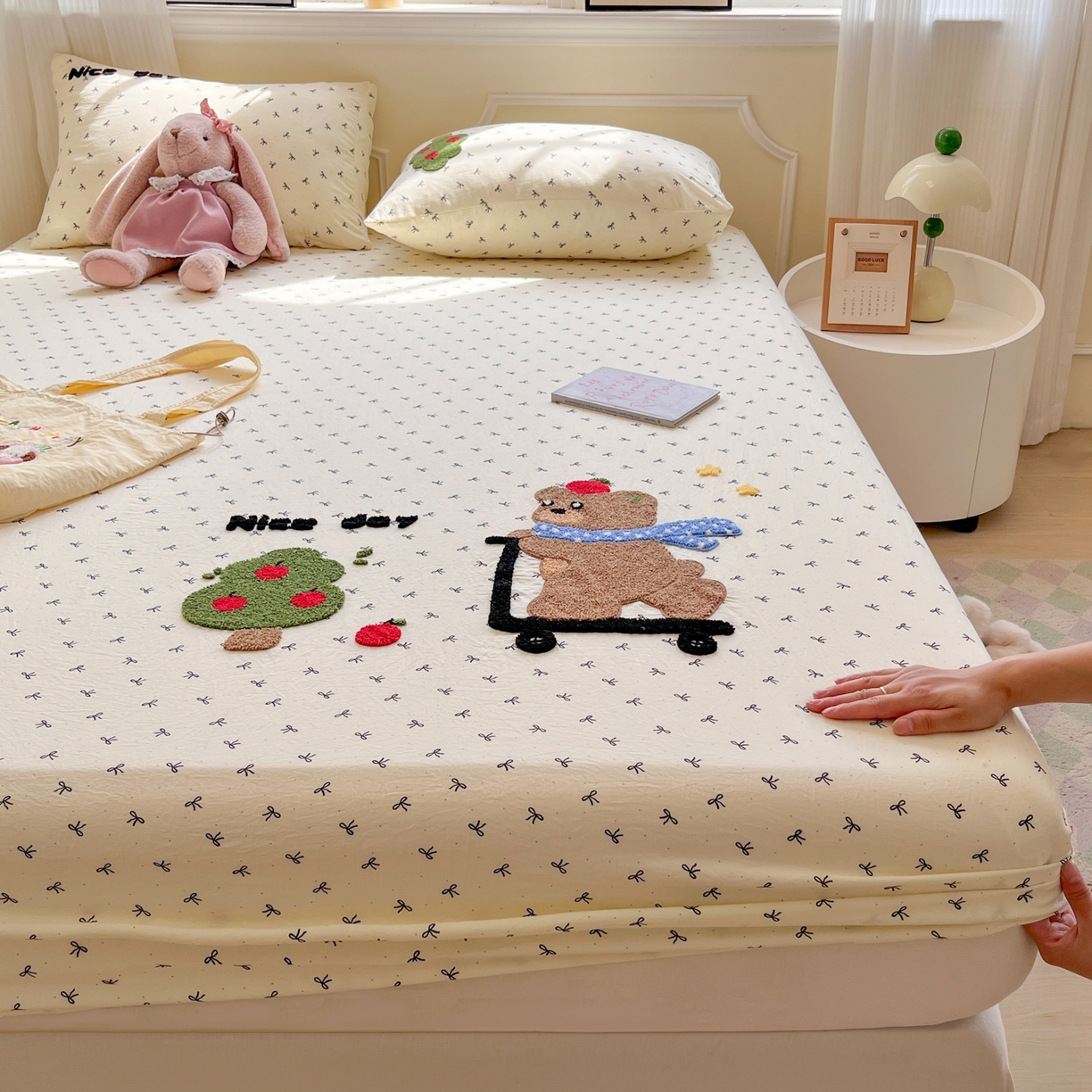 91家纺网 家纺一手货源 找家纺 盼季家纺 2025新款水洗棉毛巾绣床笠系列（提供买家秀） 毛巾绣床笠-滑板小熊