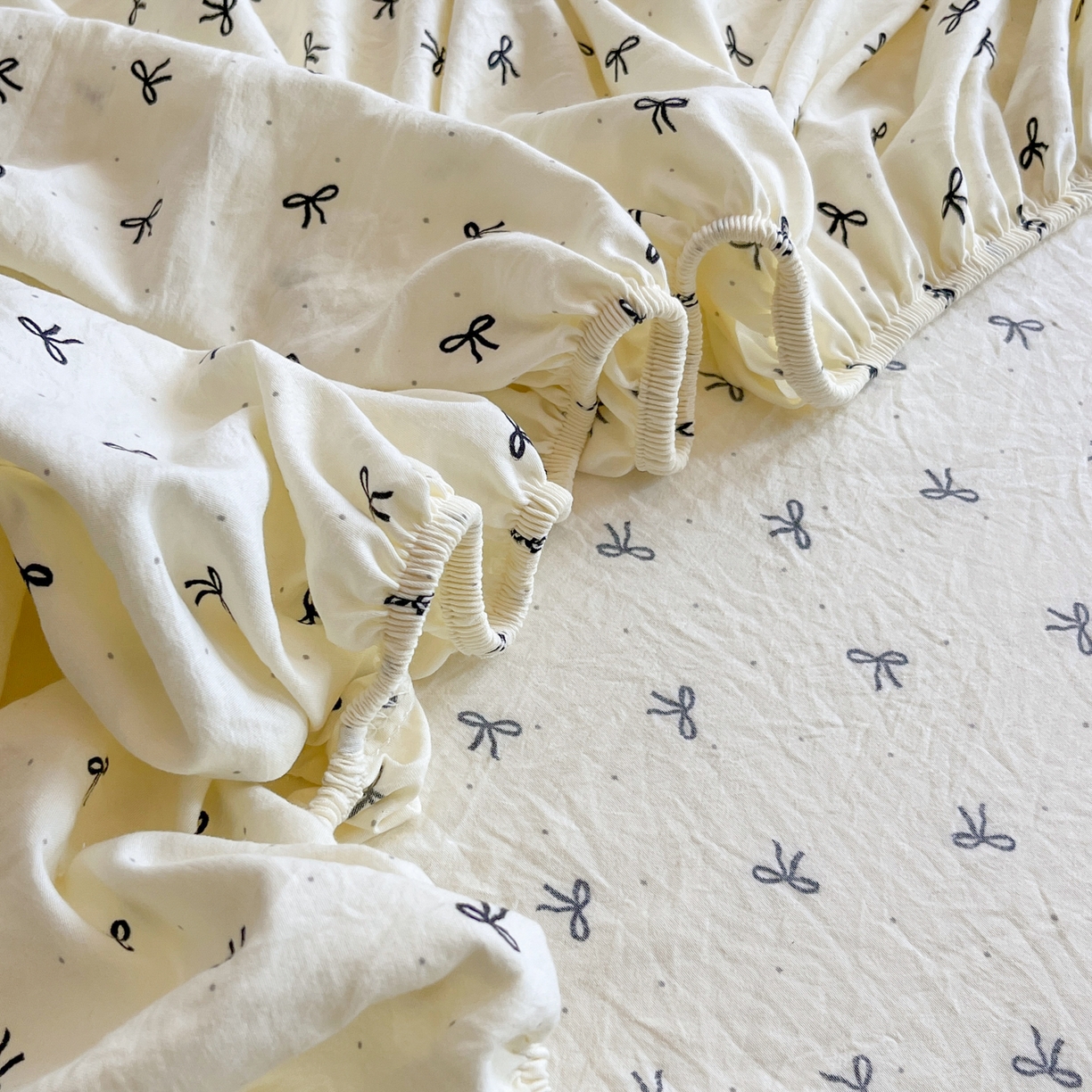 91家纺网 家纺一手货源 找家纺 盼季家纺 2025新款水洗棉毛巾绣床笠系列（提供买家秀） 毛巾绣床笠-滑板小熊