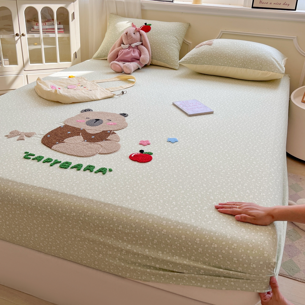 91家纺网 家纺一手货源 找家纺 盼季家纺 2025新款水洗棉毛巾绣床笠系列（提供买家秀） 毛巾绣床笠-懒懒熊