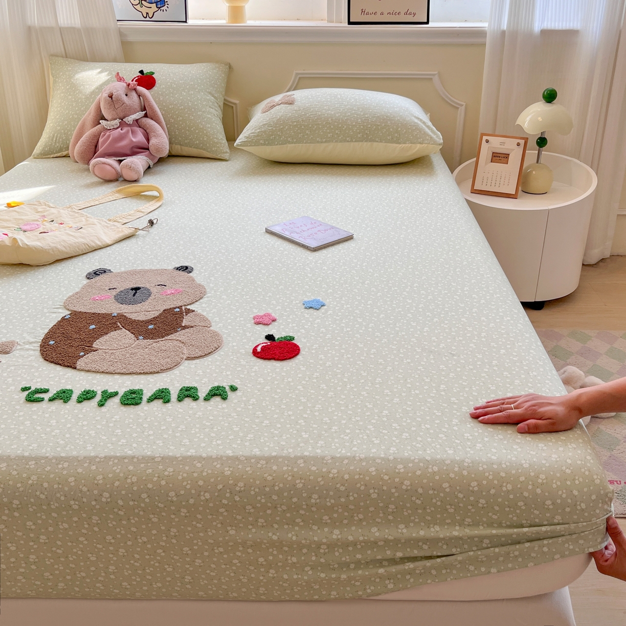 91家纺网 家纺一手货源 找家纺 盼季家纺 2025新款水洗棉毛巾绣床笠系列（提供买家秀） 毛巾绣床笠-懒懒熊