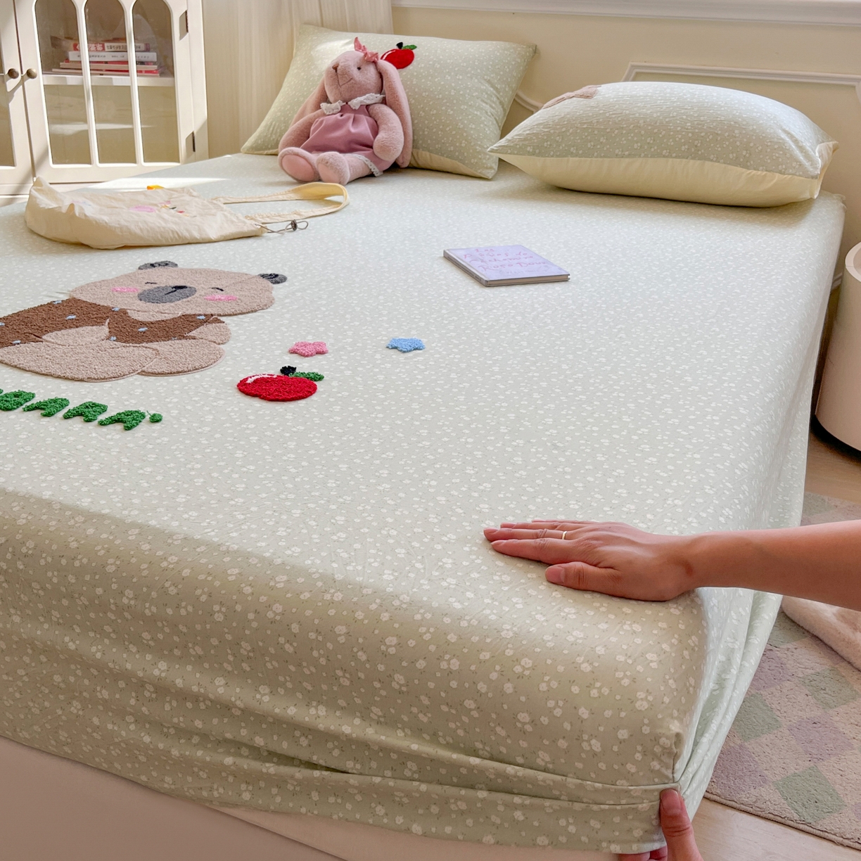 91家纺网 家纺一手货源 找家纺 盼季家纺 2025新款水洗棉毛巾绣床笠系列（提供买家秀） 毛巾绣床笠-懒懒熊