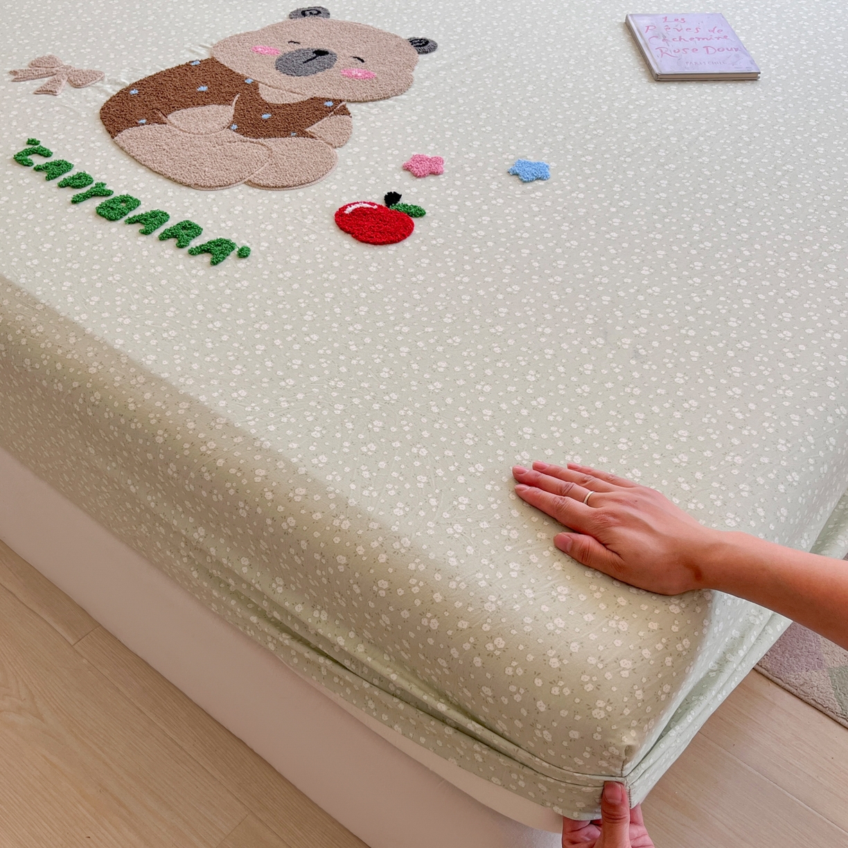 91家纺网 家纺一手货源 找家纺 盼季家纺 2025新款水洗棉毛巾绣床笠系列（提供买家秀） 毛巾绣床笠-懒懒熊