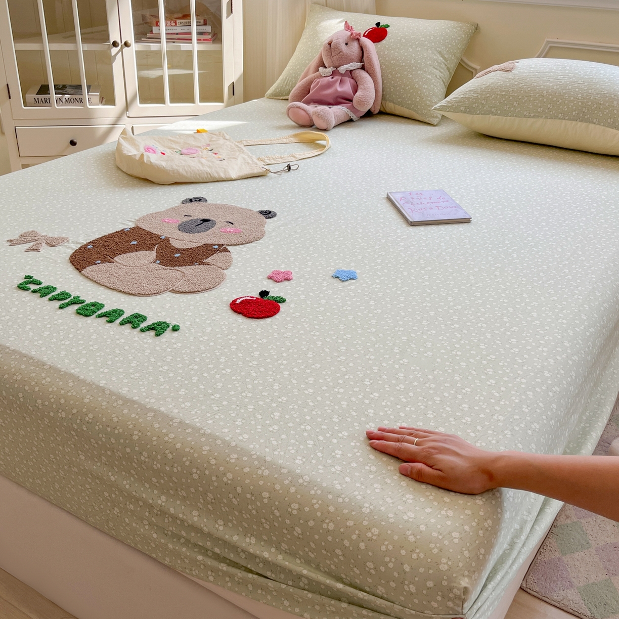 91家纺网 家纺一手货源 找家纺 盼季家纺 2025新款水洗棉毛巾绣床笠系列（提供买家秀） 毛巾绣床笠-懒懒熊