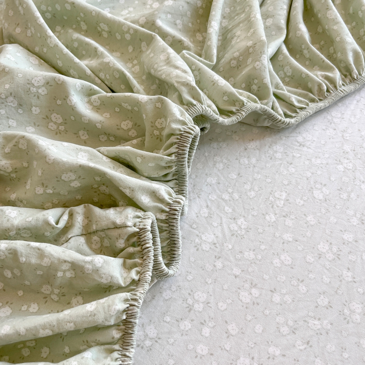 91家纺网 家纺一手货源 找家纺 盼季家纺 2025新款水洗棉毛巾绣床笠系列（提供买家秀） 毛巾绣床笠-懒懒熊