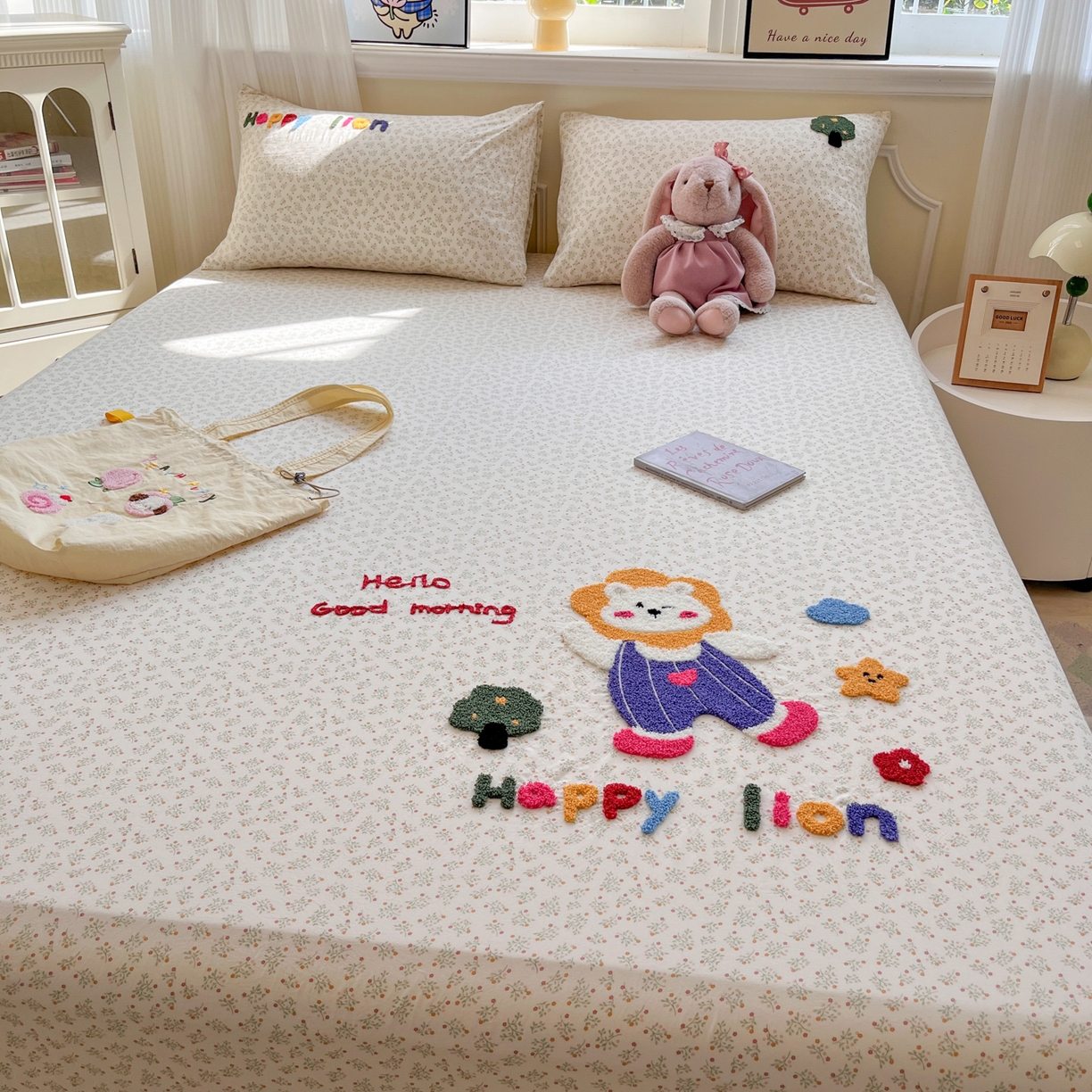 91家纺网 家纺一手货源 找家纺 盼季家纺 2025新款水洗棉毛巾绣床笠系列（提供买家秀） 毛巾绣床笠-萌萌狮