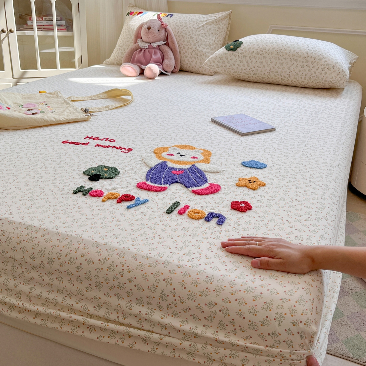 91家纺网 家纺一手货源 找家纺 盼季家纺 2025新款水洗棉毛巾绣床笠系列（提供买家秀） 毛巾绣床笠-萌萌狮