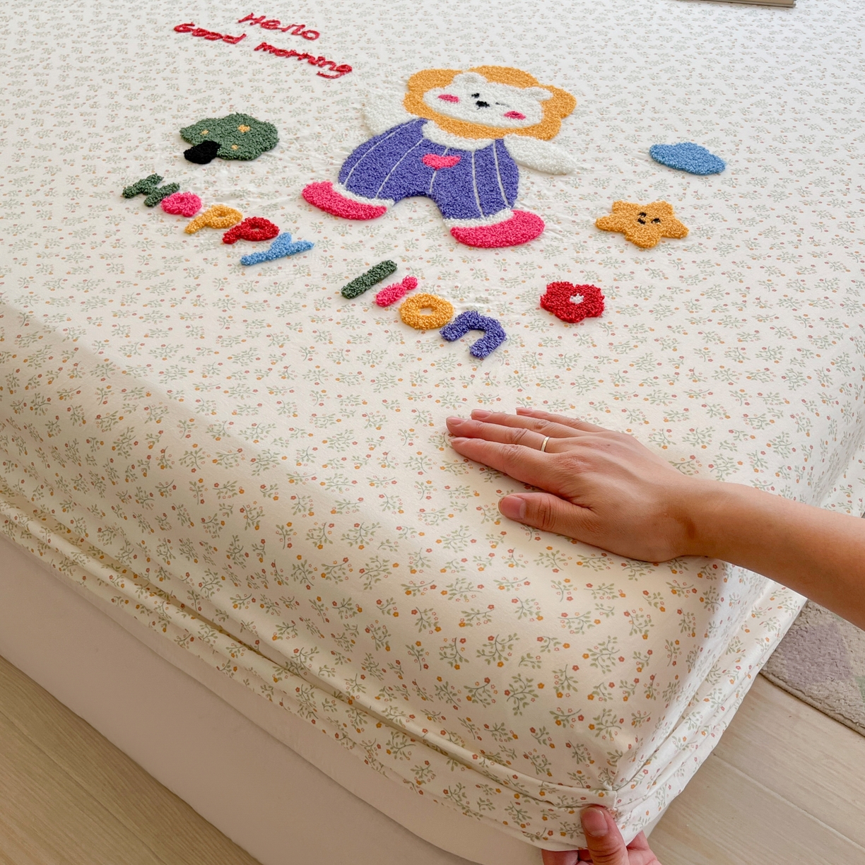 91家纺网 家纺一手货源 找家纺 盼季家纺 2025新款水洗棉毛巾绣床笠系列（提供买家秀） 毛巾绣床笠-萌萌狮