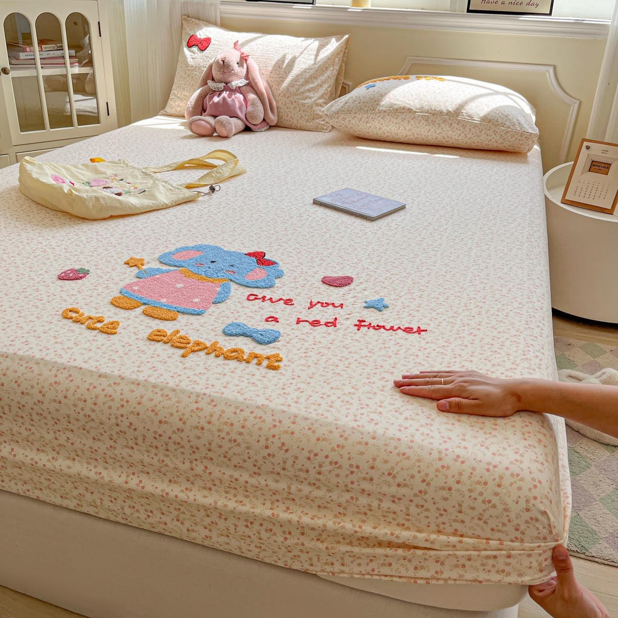 91家纺网 家纺一手货源 找家纺 盼季家纺 2025新款水洗棉毛巾绣床笠系列（提供买家秀） 毛巾绣床笠-碎花粉小象