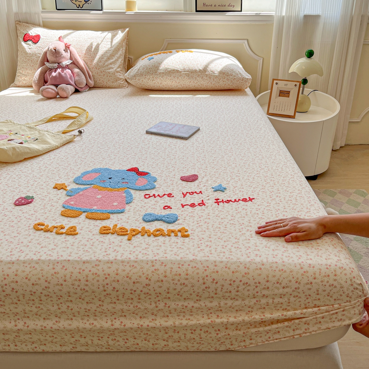 91家纺网 家纺一手货源 找家纺 盼季家纺 2025新款水洗棉毛巾绣床笠系列（提供买家秀） 毛巾绣床笠-碎花粉小象