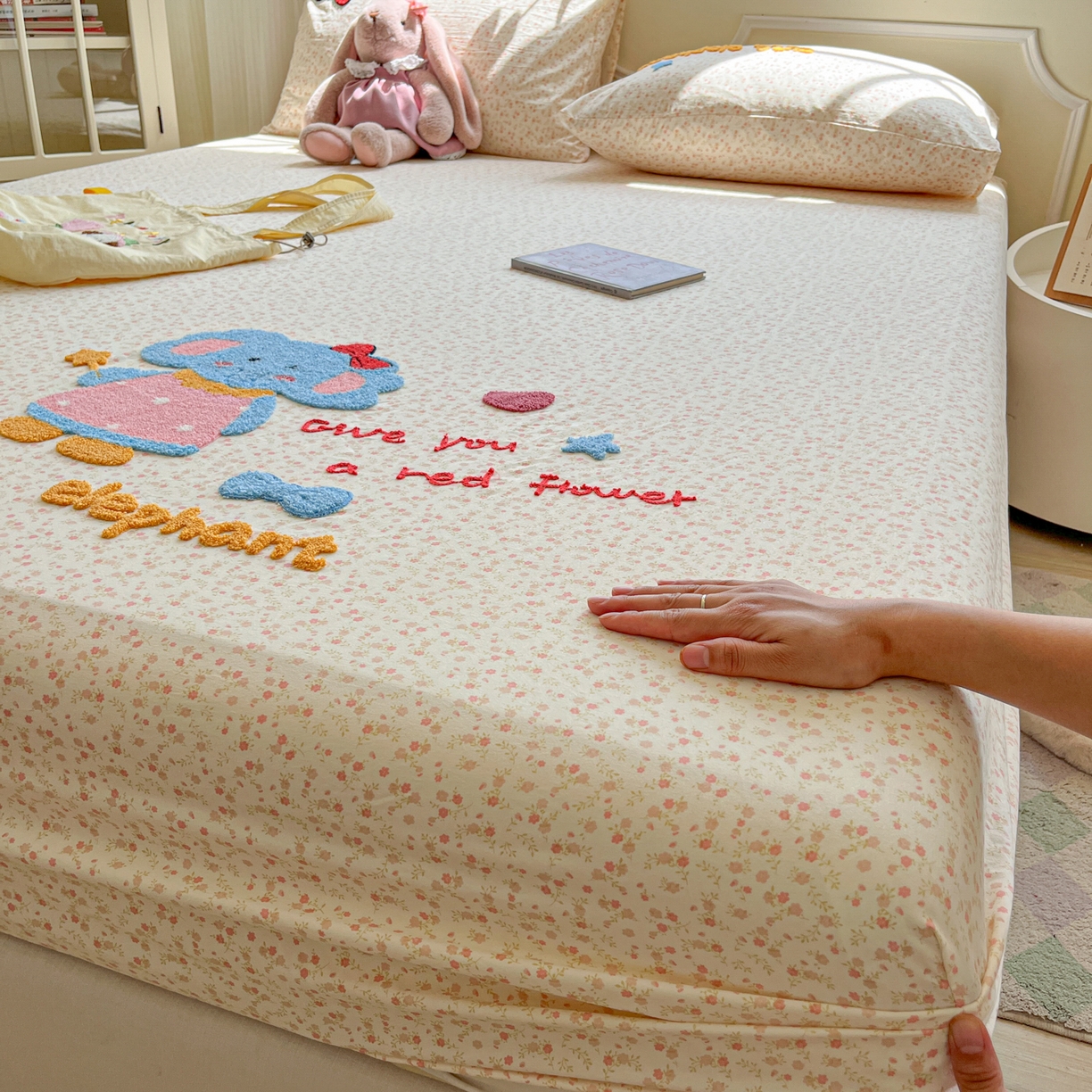 91家纺网 家纺一手货源 找家纺 盼季家纺 2025新款水洗棉毛巾绣床笠系列（提供买家秀） 毛巾绣床笠-碎花粉小象